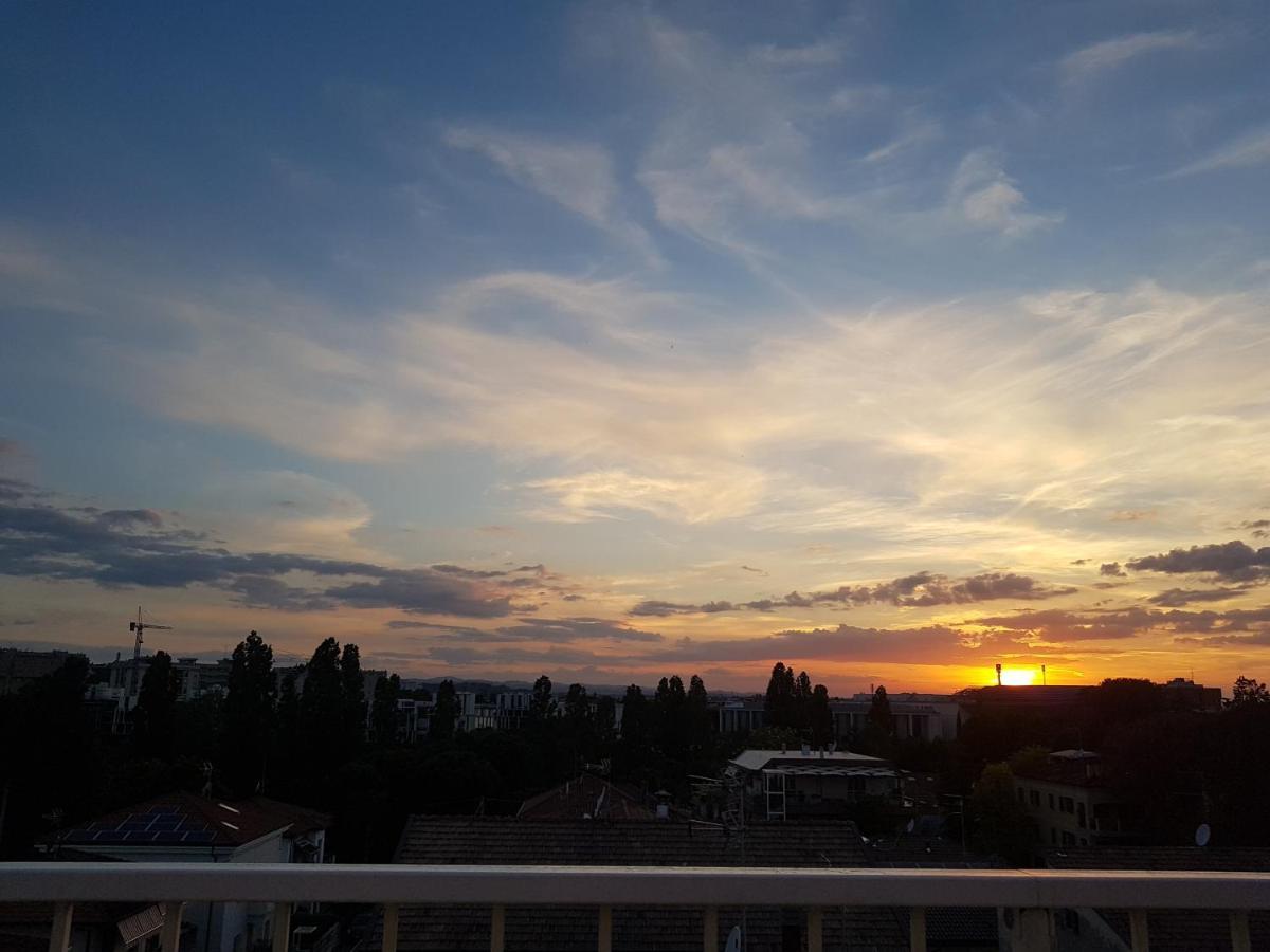 The Roses - Delizioso Attico Su 2 Livelli Zona Palacongressi Rimini Luaran gambar