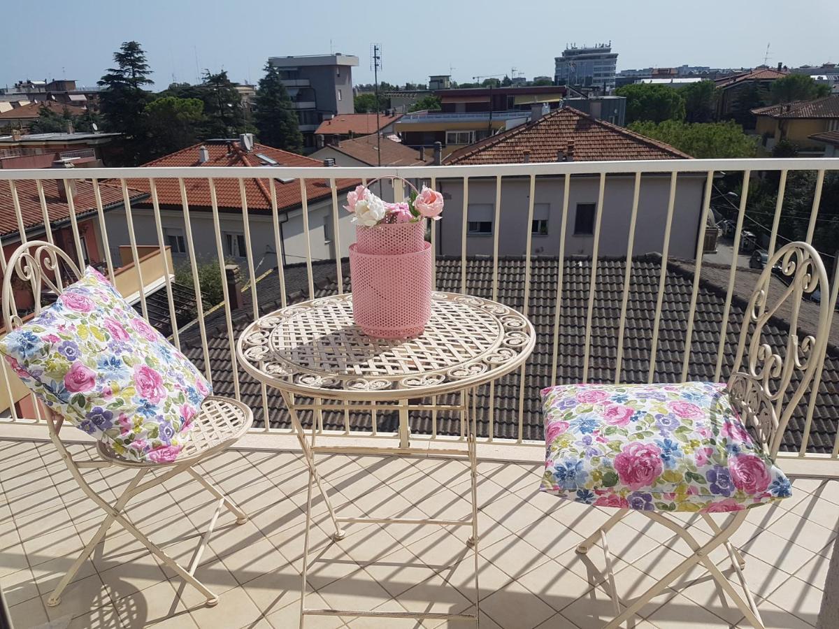The Roses - Delizioso Attico Su 2 Livelli Zona Palacongressi Rimini Luaran gambar